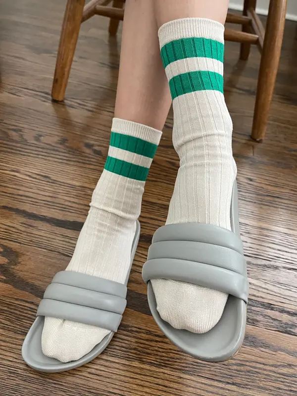 Le Bon Shoppe Sokken Her Varsity 1. Deze sokken zijn een gestreepte versie van de originele Her sokken die klassiek gerib...