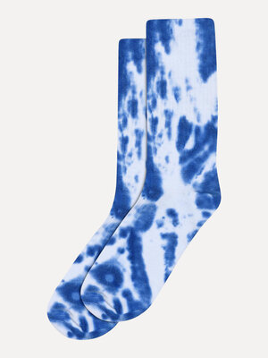 Chaussettes Adler. Ajoutez une touche dynamique à votre look avec ces chaussettes bleues tie-dye. Que vous portiez une te...