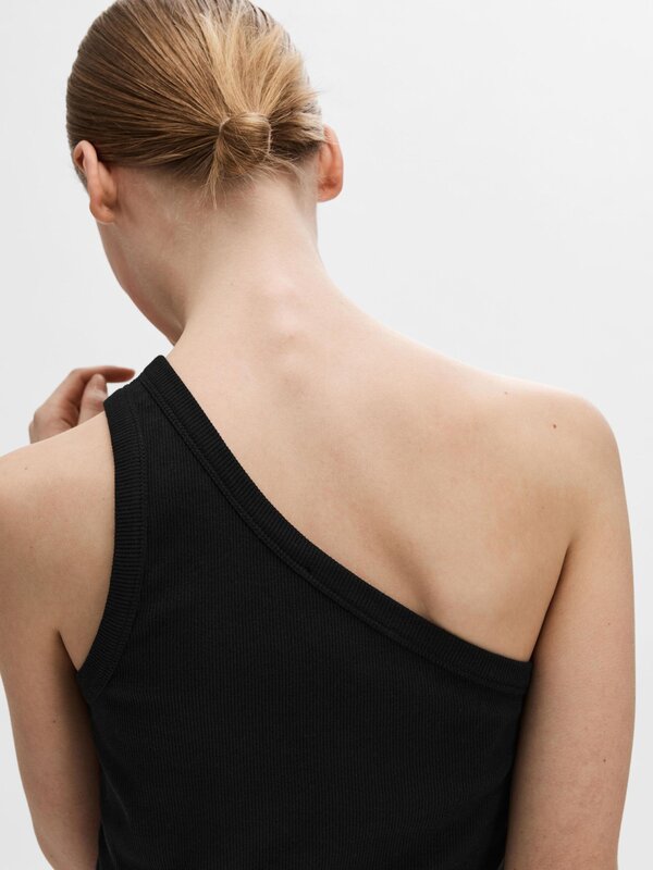 Selected One Shoulder Top Anna 3. Dit zijn basics zoals je ze nog nooit hebt gezien. Deze nieuwe mouwloze one-shoulder to...