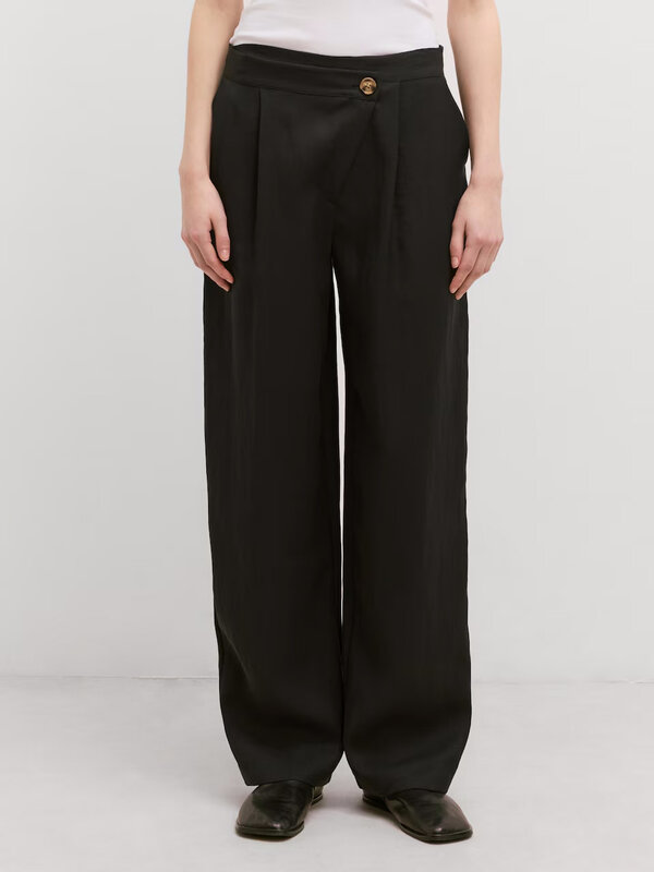 Edited Side-closing trousers Nena 2. Make a stylish statement in these side closure trousers. With its effortless eleganc...