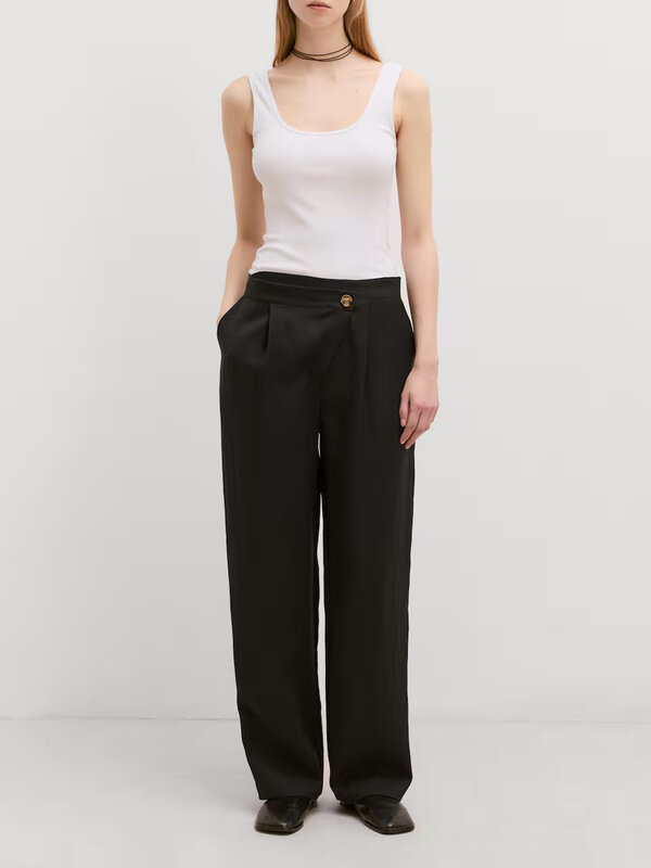 Edited Pantalon à fermeture latérale Nena 4. Faites une déclaration élégante avec ce pantalon à fermeture latérale. Avec ...