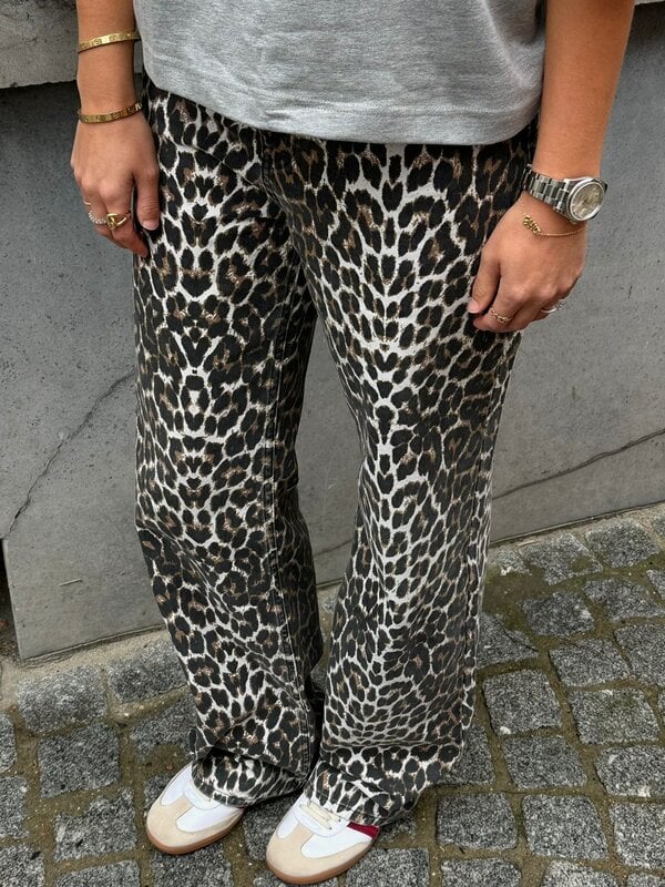 Les Soeurs Leopard broek Antonie 1. Voeg wat pit toe aan je outfit met deze leopard broek en durf op te vallen met dit de...