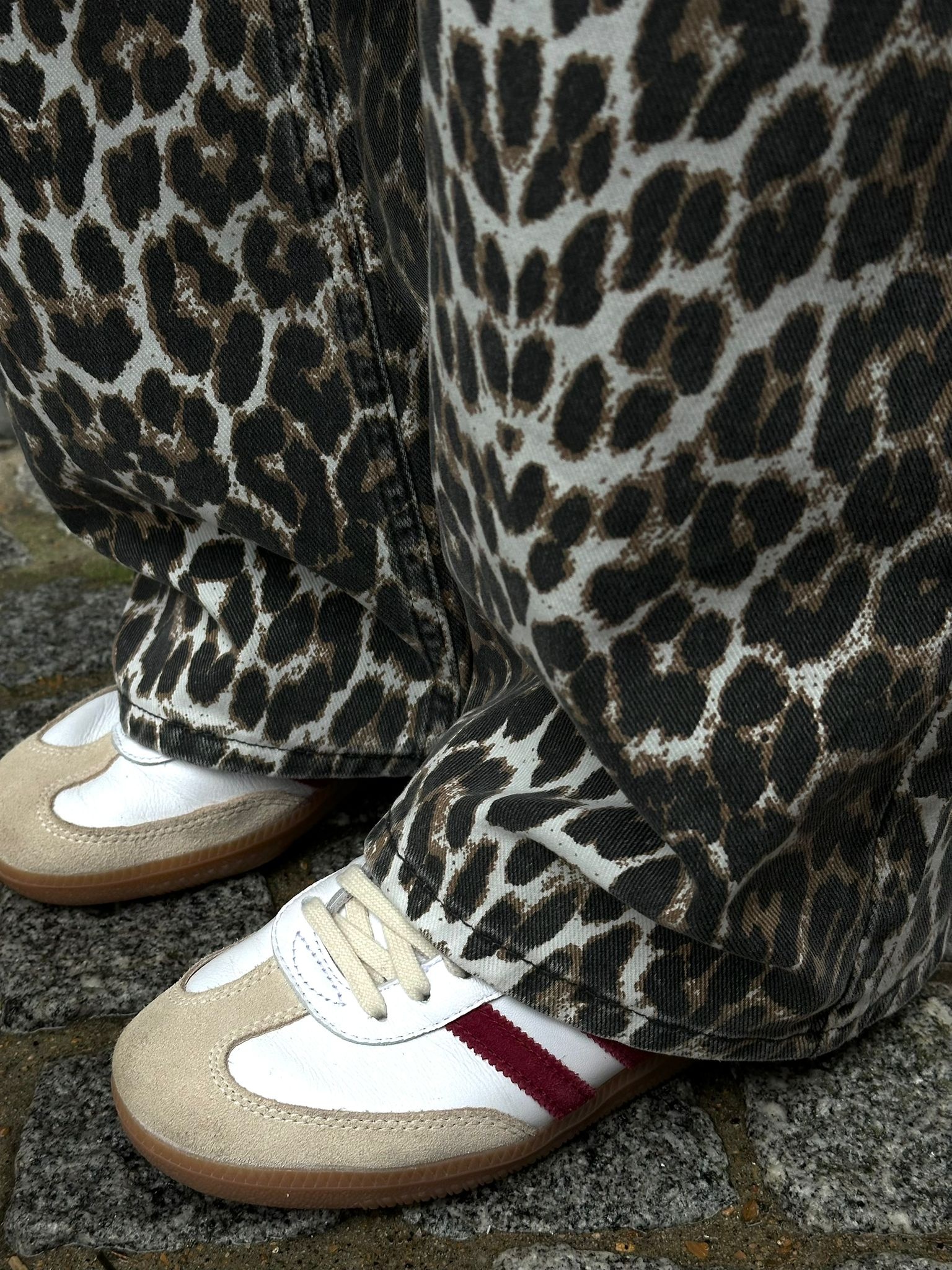 Les Soeurs Pantalon Léopard Antonie 8. Ajoutez du piquant à votre tenue avec ce pantalon léopard et osez vous démarquer a...