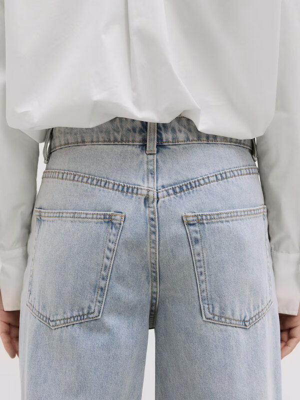 Edited Jean Maleah 5. Les jeans à pattes larges sont flatteurs pour toutes les silhouettes, car ils accentuent votre tail...