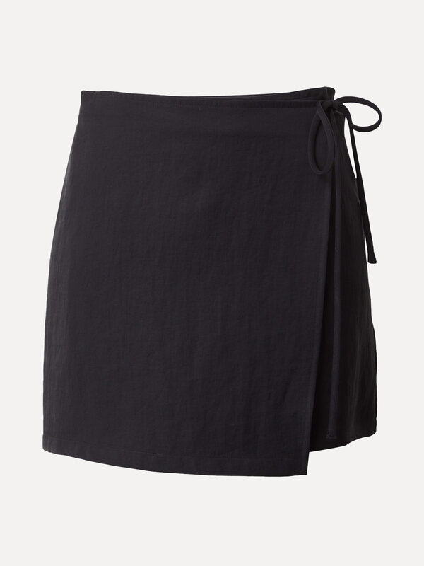 Edited Wrap skirt Xani 2. Discover timeless elegance with this wrap skirt featuring a tie closure on the side. This skirt...