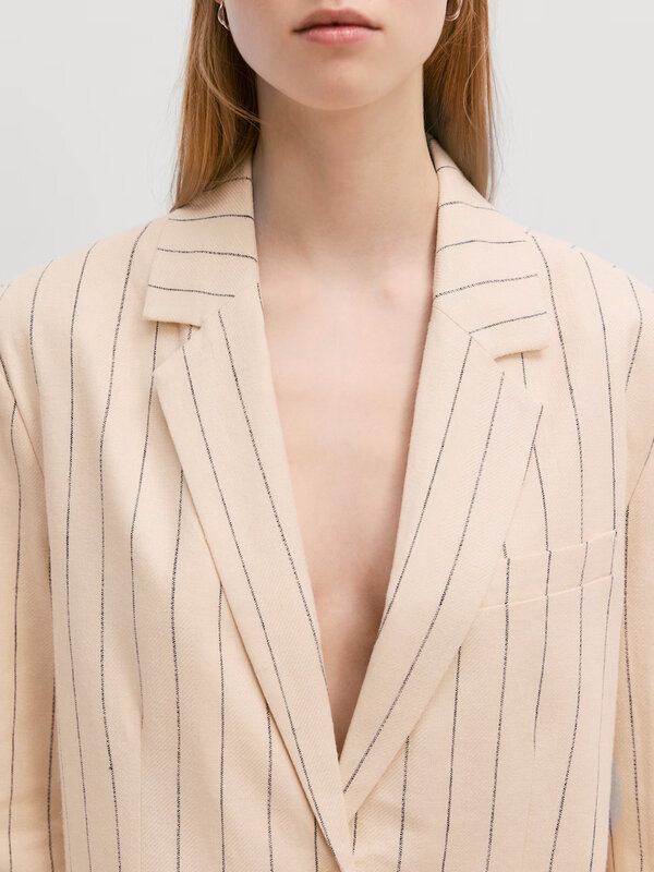 Edited Striped blazer Swintha 4. Create a timeless chic look with this striped blazer, a classic piece that will leave a ...