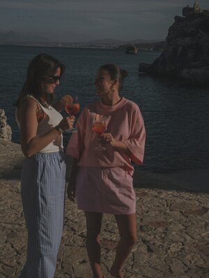 Jupe Izarra. Cette jupe rayée rose et blanche offre un confort ultime pour l'été. Avec son apparence aérée et fraîche, c'...