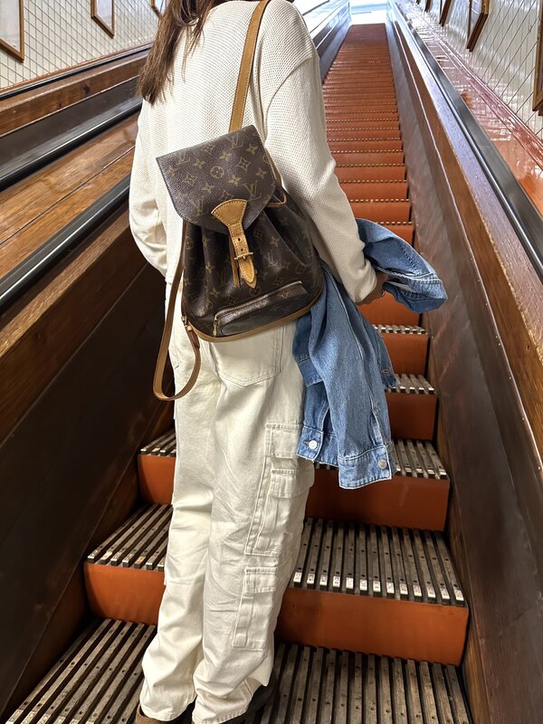 Selected Cargo broek Tiana 3. Maak een statement met deze stoere cargobroek.  De opgestikte zakken en relaxte pasvorm zor...
