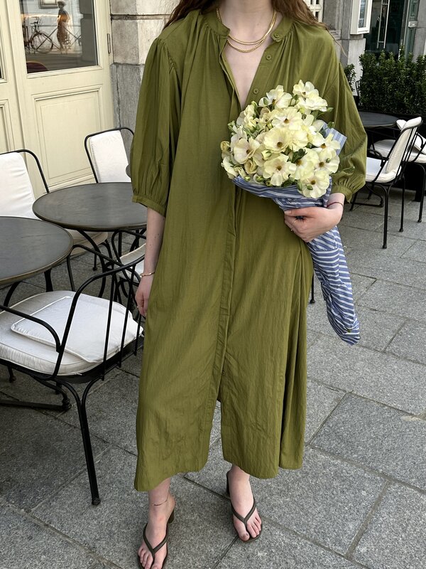 Le Marais Robe Maja 3. Créez un look chic sans effort avec notre robe verte. Confortable et élégante, c'est le complément...