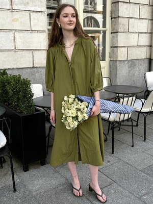 Jurk Maja. Creëer een moeiteloos chique look met onze groene jurk. Comfortabel en stijlvol, het is de perfecte aanvulling...