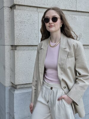 Blazer Sine. Ce blazer à coupe relax offre un look classique avec le confort d'une coupe contemporaine. Idéal pour un loo...