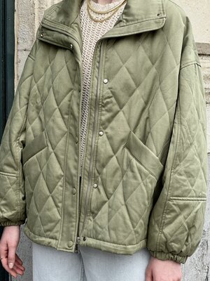 Jacket Tobias. Embrace the transitional season with our stylish khaki quilted jacket. A versatile piece that complements ...