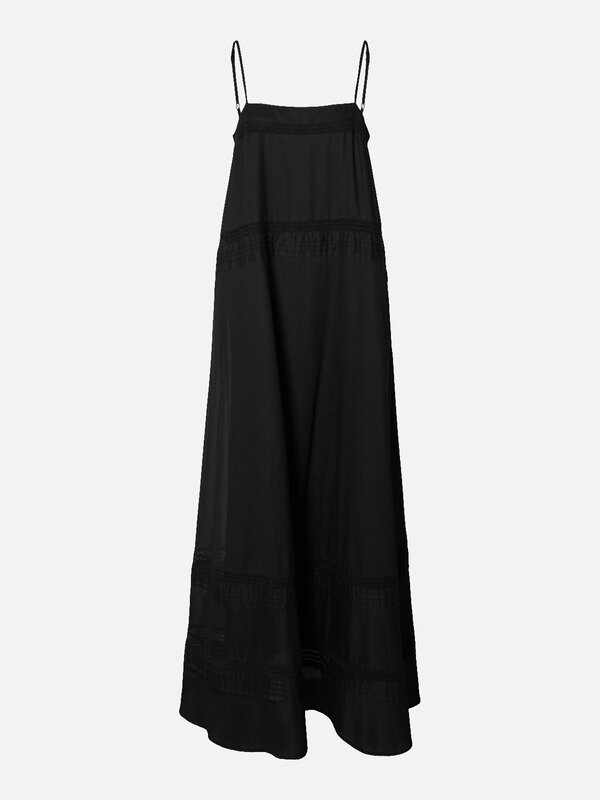 Selected Jurk Cosima 2. Laat jezelf stralen in deze zwarte lange strapless jurk, een elegante keuze voor warme zomerdagen...