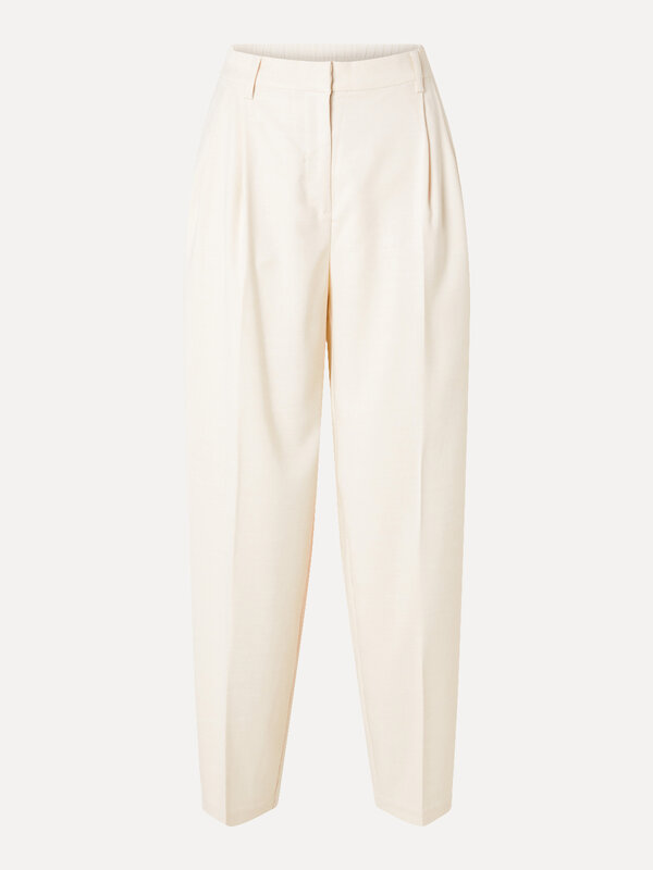 Selected Pantalon Selfina 1. Optez pour une élégance classique avec ce pantalon à baril, idéal pour la saison printanière...