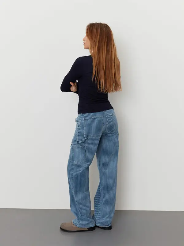 Sofie Schnoor Gestreepte broek 4. Creëer een trendy streetstyle look met deze gestreepte broek, waarbij de cargo zakken e...