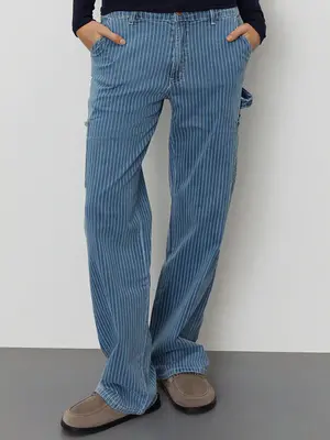 Pantalon à rayures. Créez un look street style tendance avec ce pantalon à rayures, où les poches cargo ajoutent un éléme...