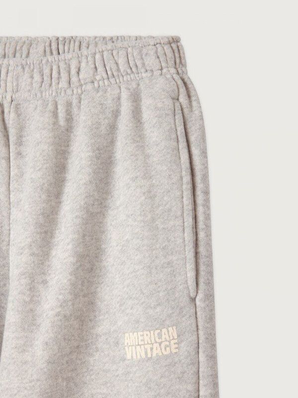 American Vintage Jogging Kodytown 6. Voeg wat comfort toe aan je dagelijkse outfits met deze grijze joggingsbroek, een ba...