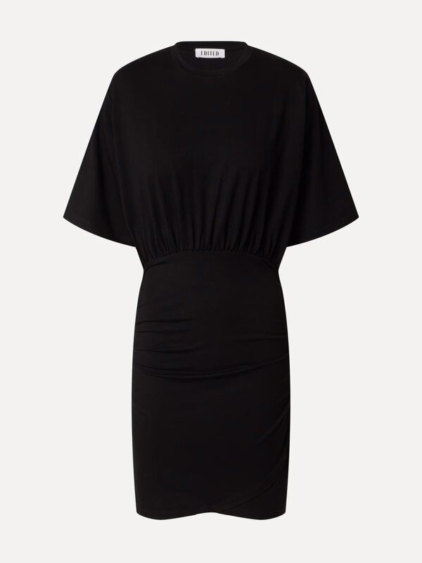 Edited Jurk Thivya 2. Deze zwarte jurk, gemaakt van t-shirt stof, combineert comfortabele elegantie met een aansluitende ...