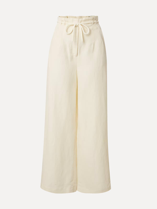 Edited Pantalon Marthe 2. Adoptez le style estival avec ce pantalon paperbag en lin aux jambes larges, parfait pour un lo...