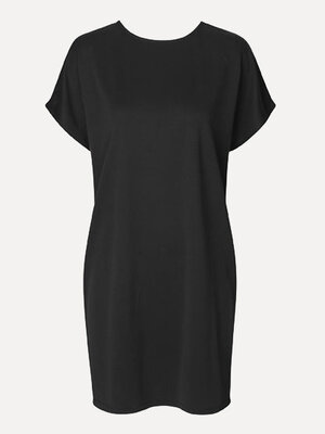 Robe Kattie Bosko. Découvrez la beauté de la simplicité avec notre robe noire ornée d'un élégant décolleté en V dans le d...