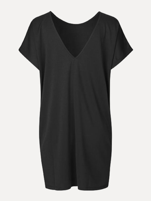 MBYM Dress Kattie Bosko 6. Discover the beauty of simplicity with our black dress featuring an elegant V-neckline at the ...