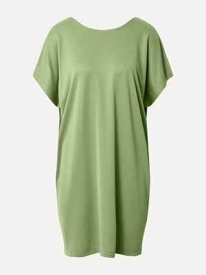 Jurk Kattie Bosko. Omarm de klassieke elegantie van deze groene jurk, compleet met een stijlvolle V-hals aan de achterkan...