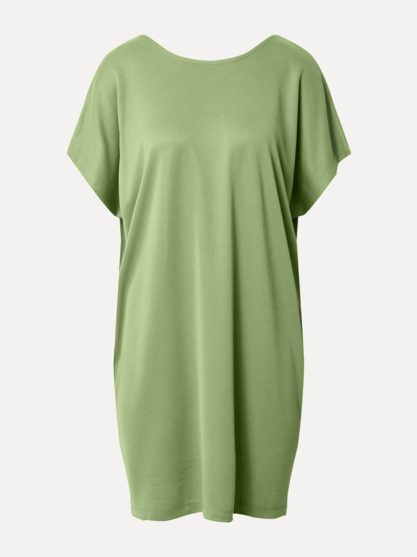 MBYM Jurk Kattie Bosko 1. Omarm de klassieke elegantie van deze groene jurk, compleet met een stijlvolle V-hals aan de ac...