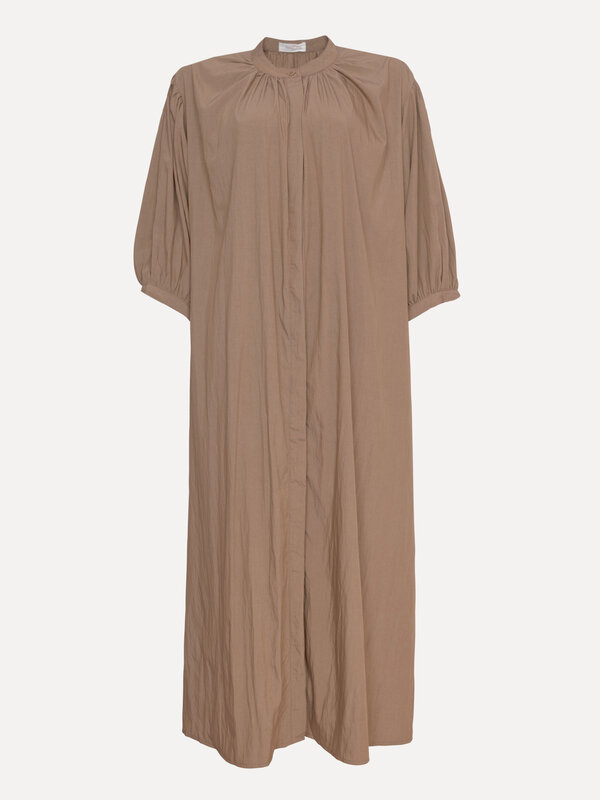Le Marais Robe Maja 2. Optez pour un look décontracté mais élégant avec notre robe décontractée. Un choix simple qui a to...