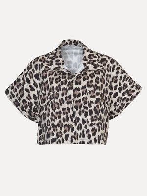 Chemise Mia. Affirmez-vous avec ce cropped shirt à l'imprimé léopard. Avec son allure cool, le léopard est un motif indis...