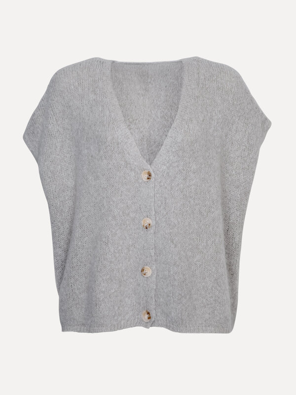 Le Marais Sleeveless knitted vest Live 2. This cardigan proves: short sleeves, endless possibilities. The fit is ideal fo...