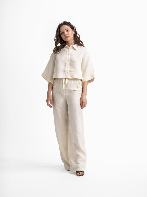 Edited Cropped blouse Gritt 1. Experience the ultimate comfort of linen with this cropped shirt, perfect for a relaxed an...