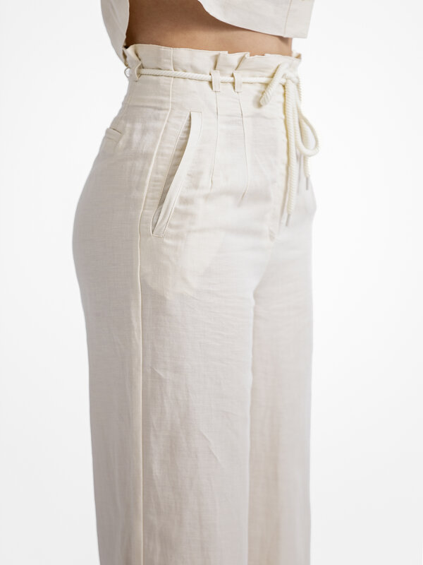 Edited Pantalon Marthe 4. Adoptez le style estival avec ce pantalon paperbag en lin aux jambes larges, parfait pour un lo...