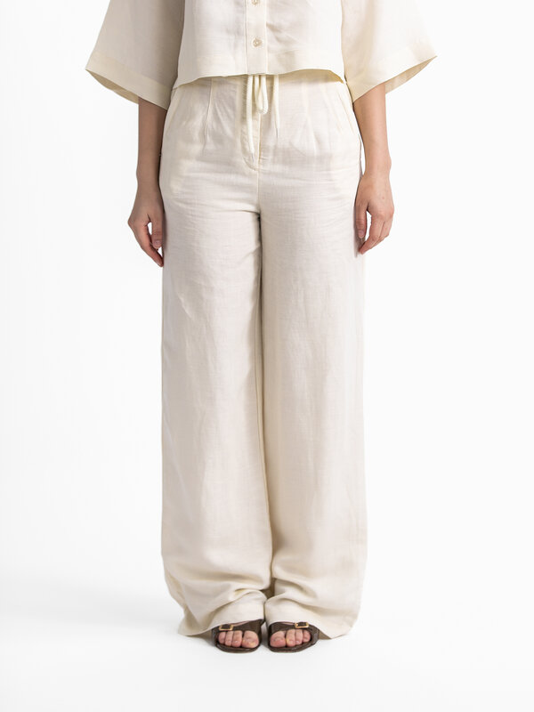 Edited Pantalon Marthe 1. Adoptez le style estival avec ce pantalon paperbag en lin aux jambes larges, parfait pour un lo...
