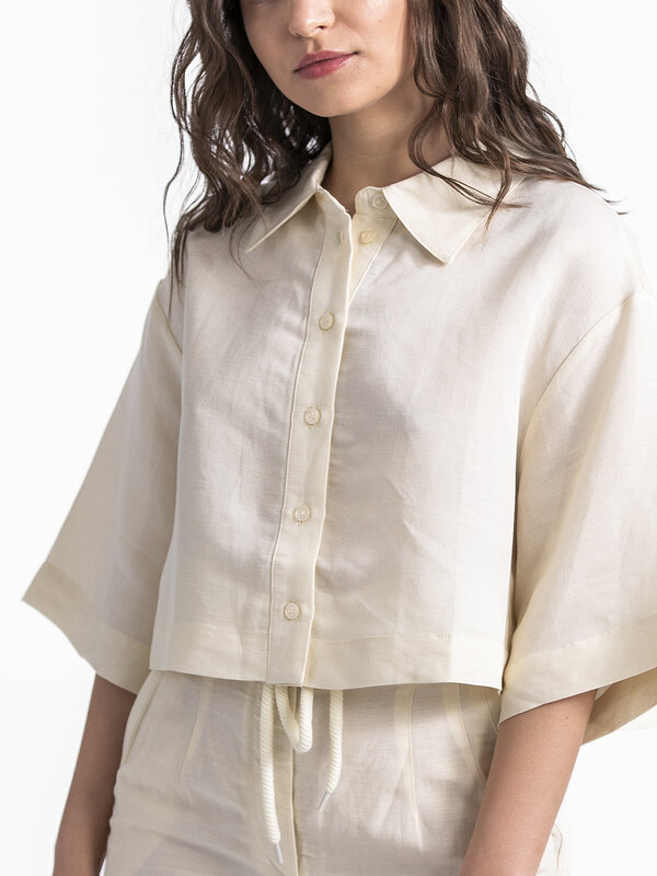Edited Cropped blouse Gritt 3. Experience the ultimate comfort of linen with this cropped shirt, perfect for a relaxed an...