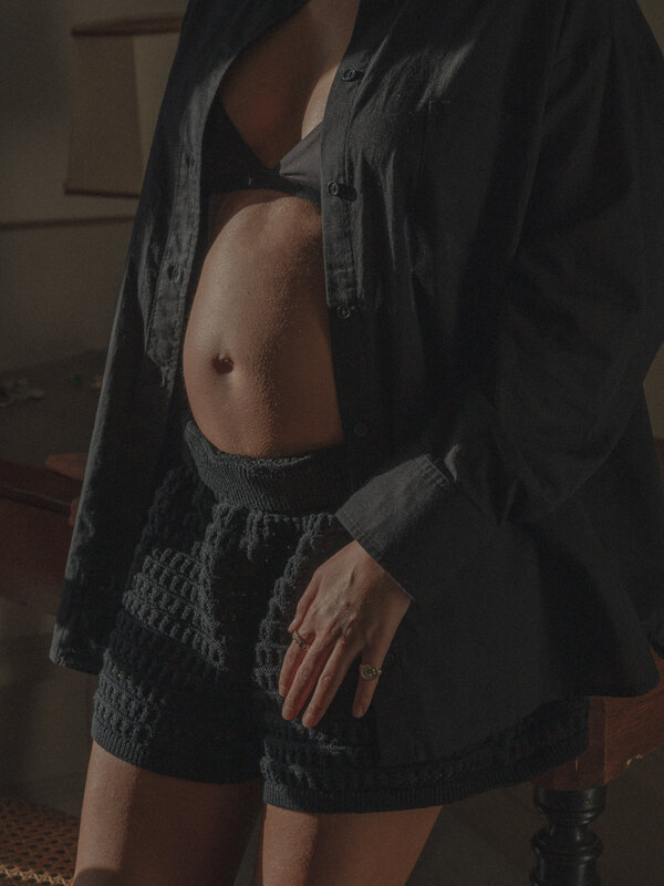 Les Soeurs Short en crochet Yuki 6. Découvrez le parfait mélange de style et de confort avec ce short noir crocheté, un é...