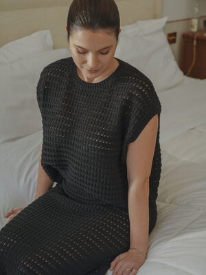 Top lana. Rehaussez votre garde-robe estivale avec ce top noir crocheté, un vêtement polyvalent et intemporel parfait pou...