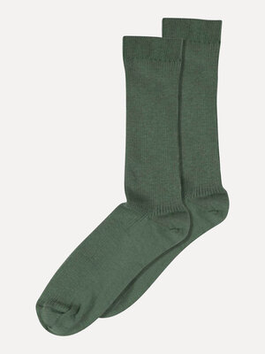 Chaussettes Fine Rib. Ces chaussettes vert myrte à la texture fine côtelée offrent un mélange parfait de style et de conf...