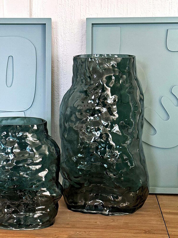 Opjet Vaas Gabin 3. Maak een statement met deze glazen vaas met een origineel design, een stijlvolle toevoeging aan elke ...