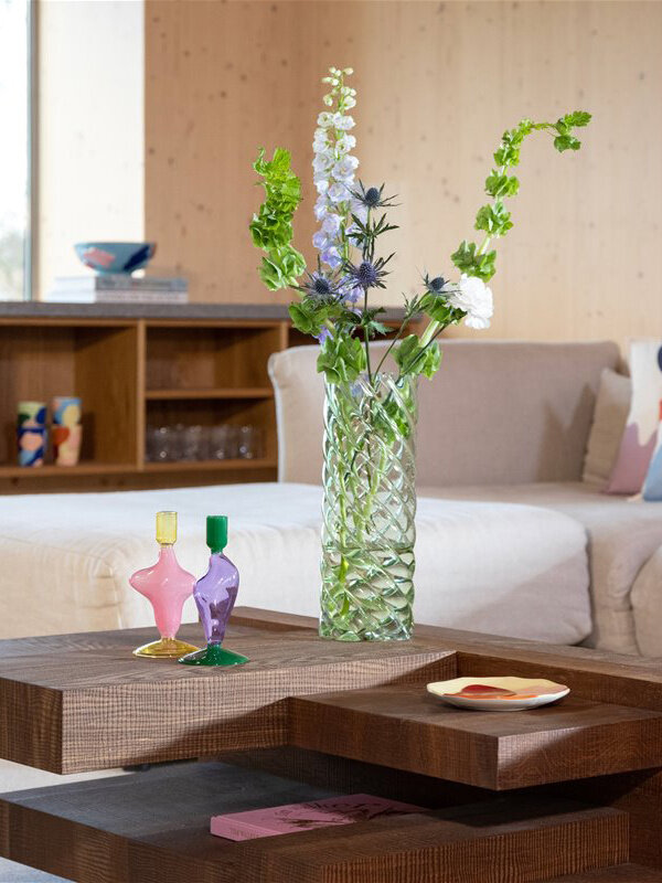 &klevering Vase Marshmallow 2. Add a playful touch to your interior with this unique vase featuring a twisted design. Wit...
