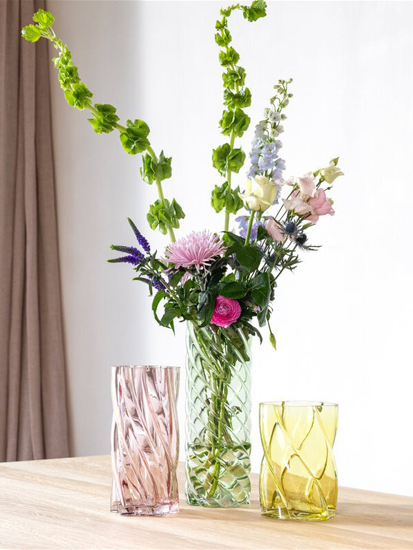 &klevering Vase Marshmallow 3. Add a playful touch to your interior with this unique vase featuring a twisted design. Wit...