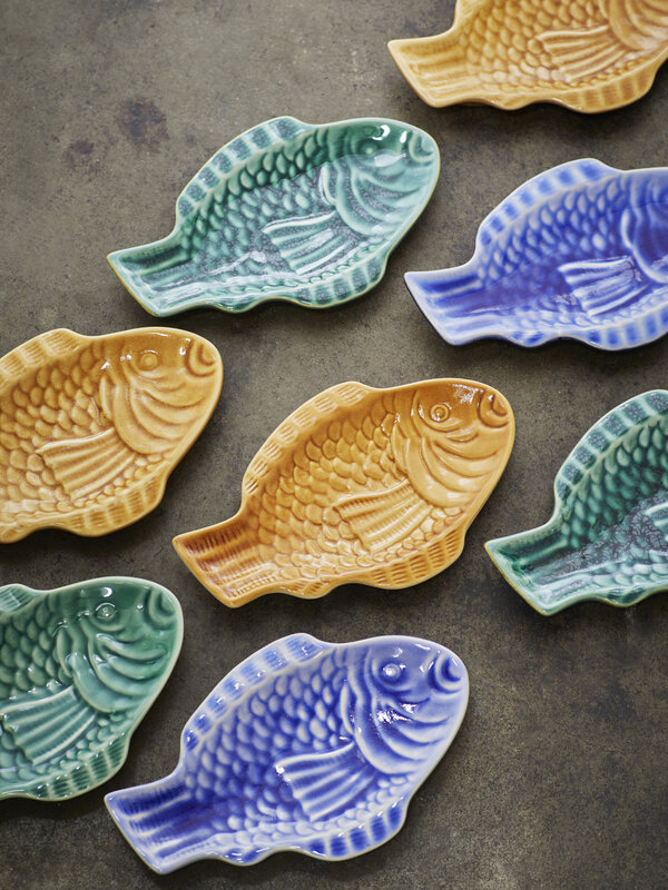 Madam Stoltz Platter Fish 2. Let your culinary creations shine with this beautiful fish-shaped bowl in a refined dark gre...