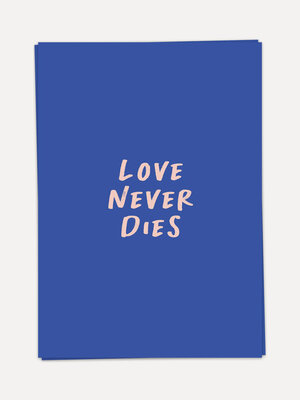 Wenskaart Love never dies. Breng een boodschap van eeuwige liefde met deze wenskaart met de tekst 'Love never dies'.