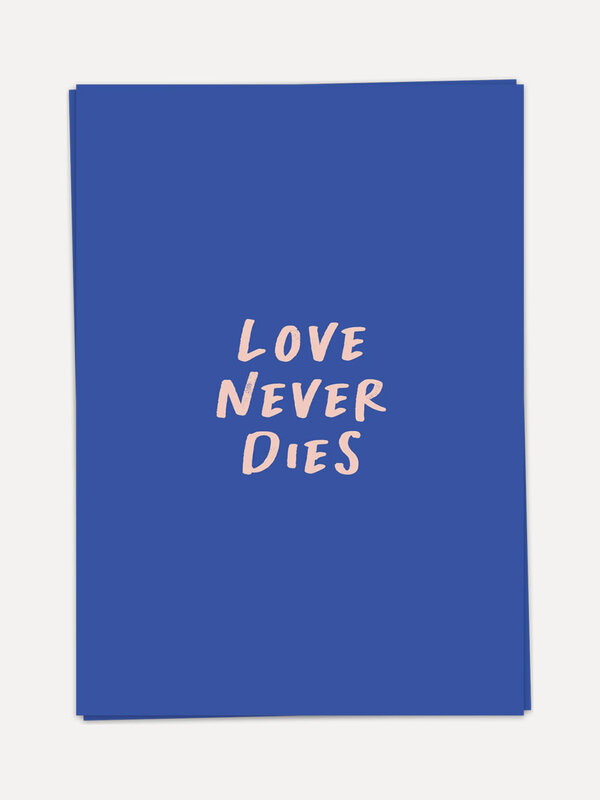 Kaart Blanche Greeting card Love never dies 1. Convey a message of eternal love with this greeting card featuring the tex...