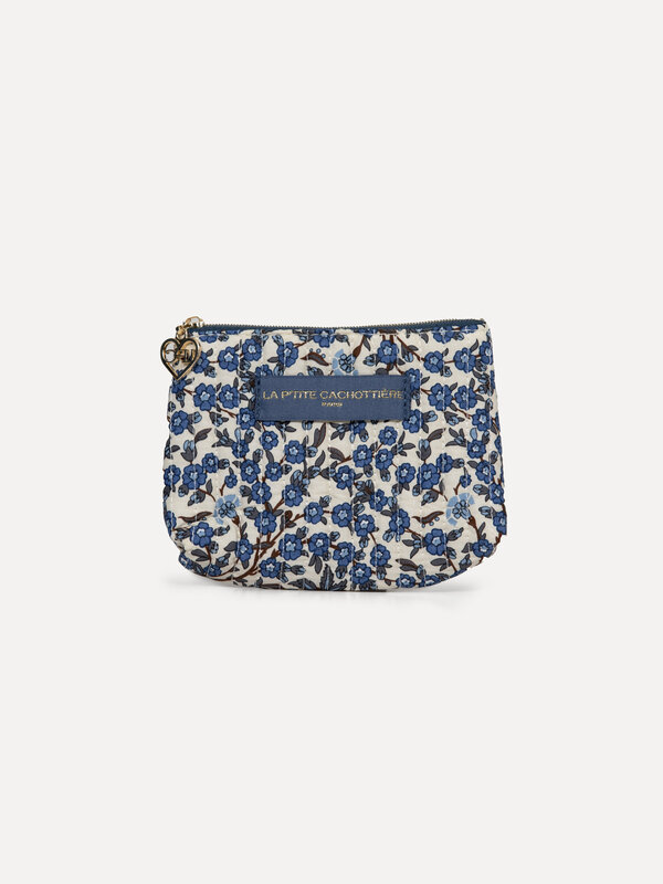 Le Marais Toiletry bag Iza 1. Add a touch of elegance to your daily routine with this small pouch featuring a deep dark b...