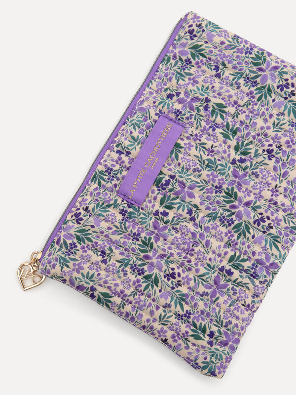Le Marais Toiletry bag Iza 2. Keep your makeup organized with this toiletry bag in a stylish purple floral print. A trend...