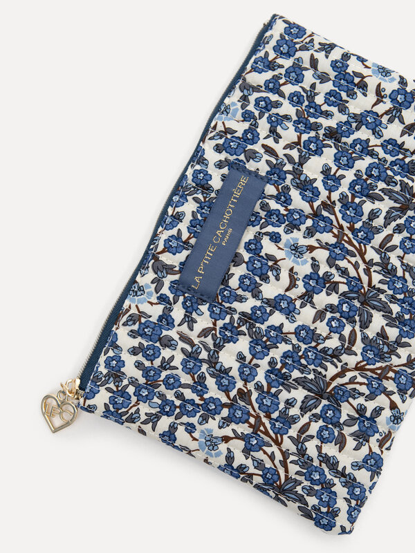 Le Marais Toiletry bag Iza 2. Keep your makeup organized with this toiletry bag in a timeless dark blue floral print. A t...