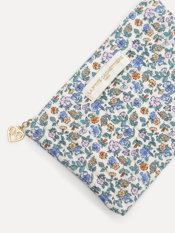Le Marais Toiletry bag Iza 2. Give your daily routine a fresh look with this toiletry bag in a bright light blue floral p...
