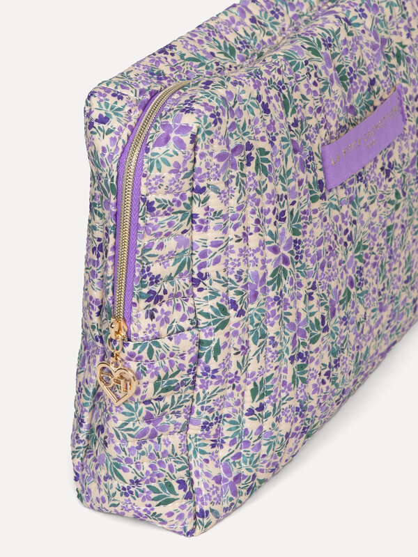 Le Marais Toiletry bag Iza 2. Keep your toiletries organized with this large toiletry bag in a beautiful purple floral pr...