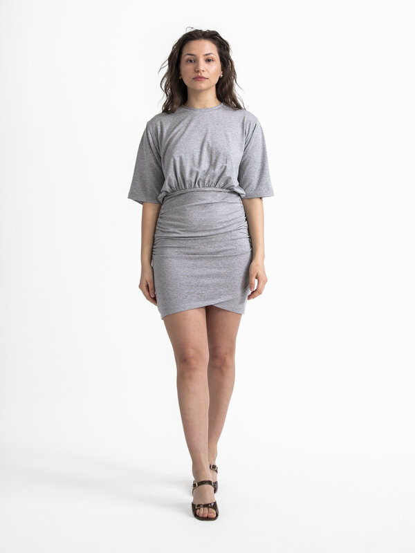 Edited Dress Thivya 1. Wrap yourself in effortless elegance with this grey t-shirt dress. The dress features a fitted ski...