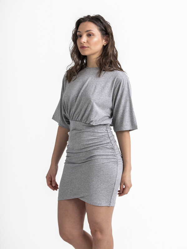 Edited Dress Thivya 3. Wrap yourself in effortless elegance with this grey t-shirt dress. The dress features a fitted ski...